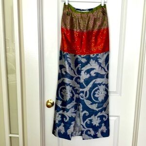 Vintage Perfection 🥰
Oscar de la Renta maxi silk skirt Size 6